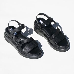 Suzanne Rae sz 39  9 Black Velcro Platform Sandals